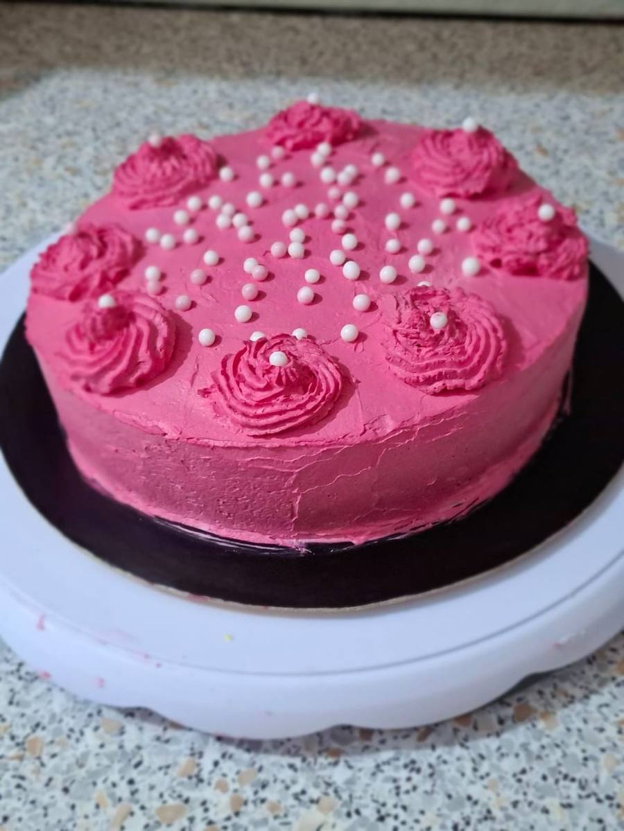 Kézzel díszített rózsaszín torta nőnapra, budapesti házi konyhából
